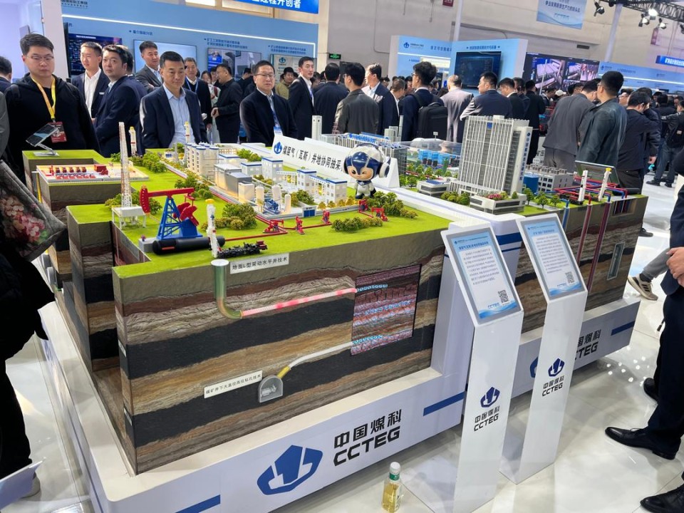 بازدید هیات ایرانی از ماشینآلات پیشرفته معدنی در نخستین روز نمایشگاه بینالمللی چین بازدید هیات ایرانی از ماشینآلات پیشرفته معدنی در نخستین روز نمایشگاه بینالمللی چین